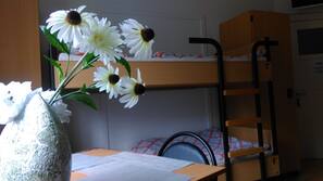 1 Schlafzimmer, Zimmersafe, Schreibtisch, Bügeleisen/Bügelbrett