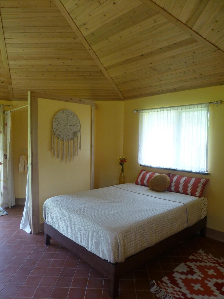 Cozy, Artistic Retreat Surrounded By Waterfalls, Orchards And Gardens