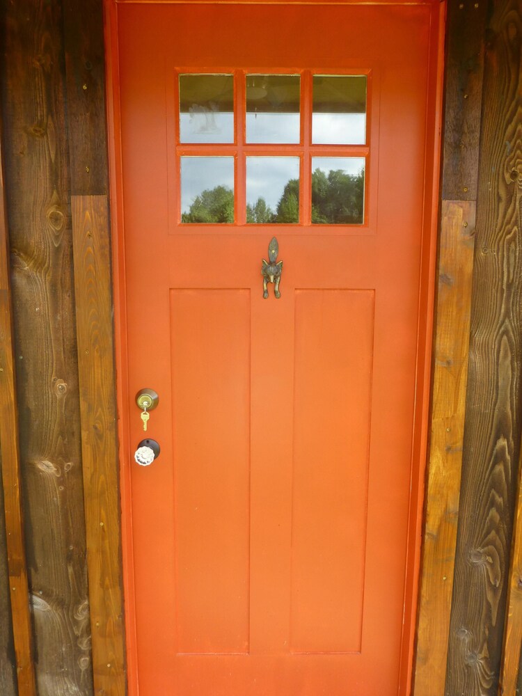 Cozy, Artistic Retreat Surrounded By Waterfalls, Orchards And Gardens