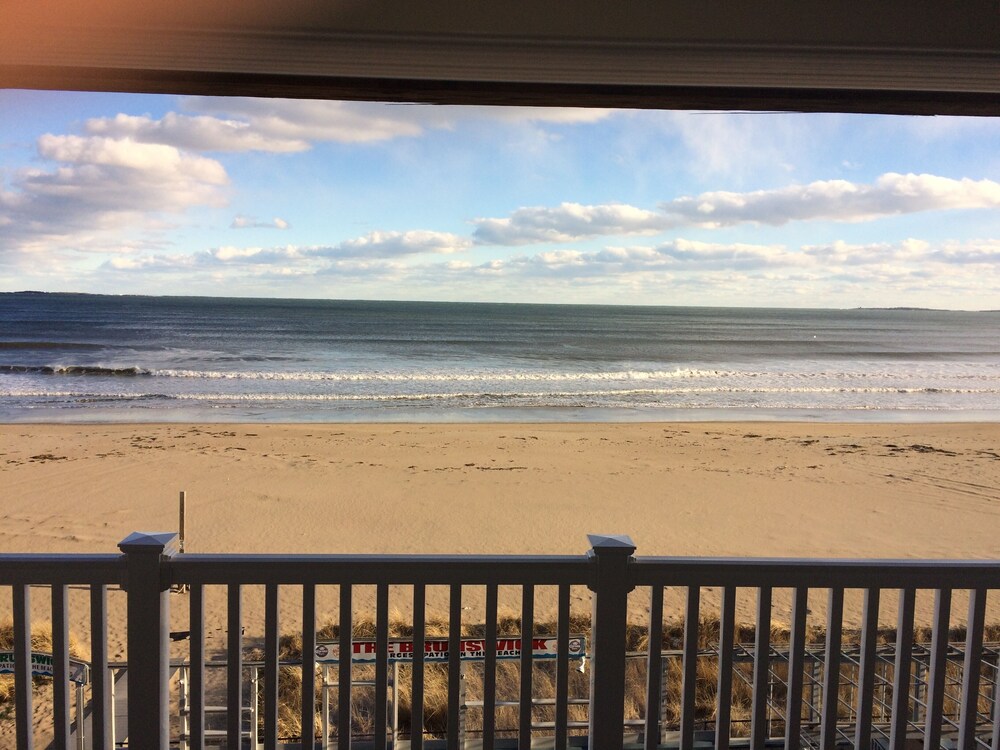 Oceanfront condo!!!! Steps to 7 mile beach & downtown OOB. 3rd floor w