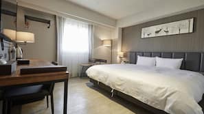 Premium bedding, desk, blackout drapes, free WiFi