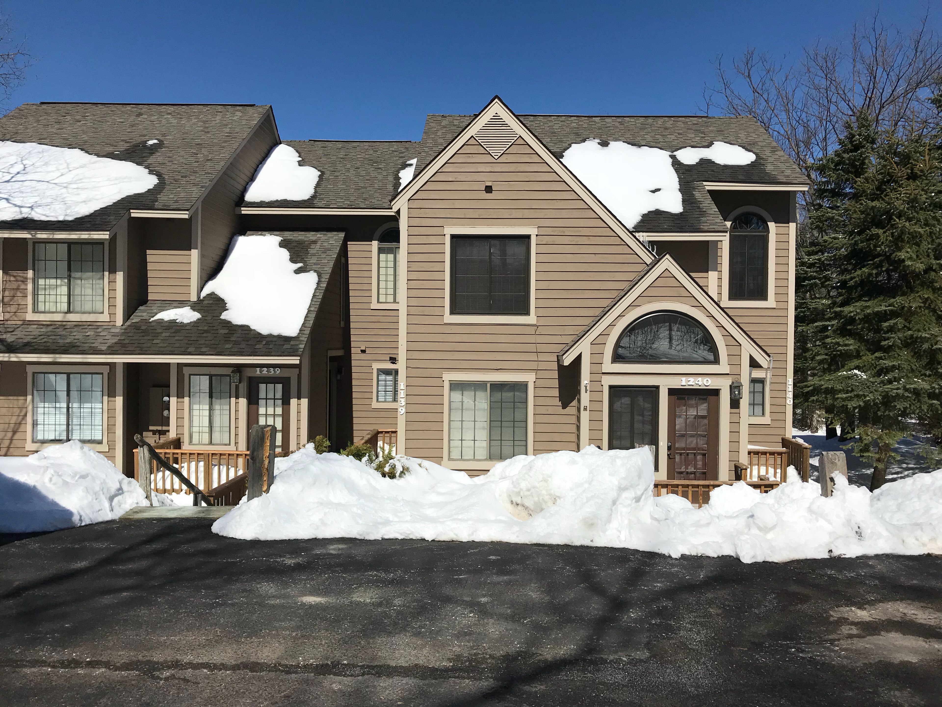 Relaxing Summer Condo w/ a Great View of Hidden Valley Resort - Golf/hike/swim in Johnstown, United States