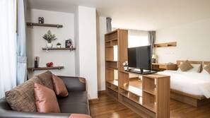 Premium bedding, in-room safe, blackout drapes, free WiFi