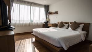 Premium bedding, in-room safe, blackout drapes, free WiFi