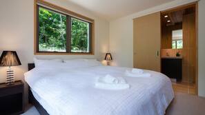 3 bedrooms, hypo-allergenic bedding, desk, soundproofing