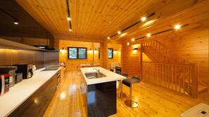 Full-sized fridge, microwave, oven, hob