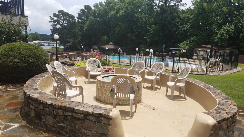 SPACIOUS on Lk Hamilton- Family Friendly, gated, FREE kayaks, pool