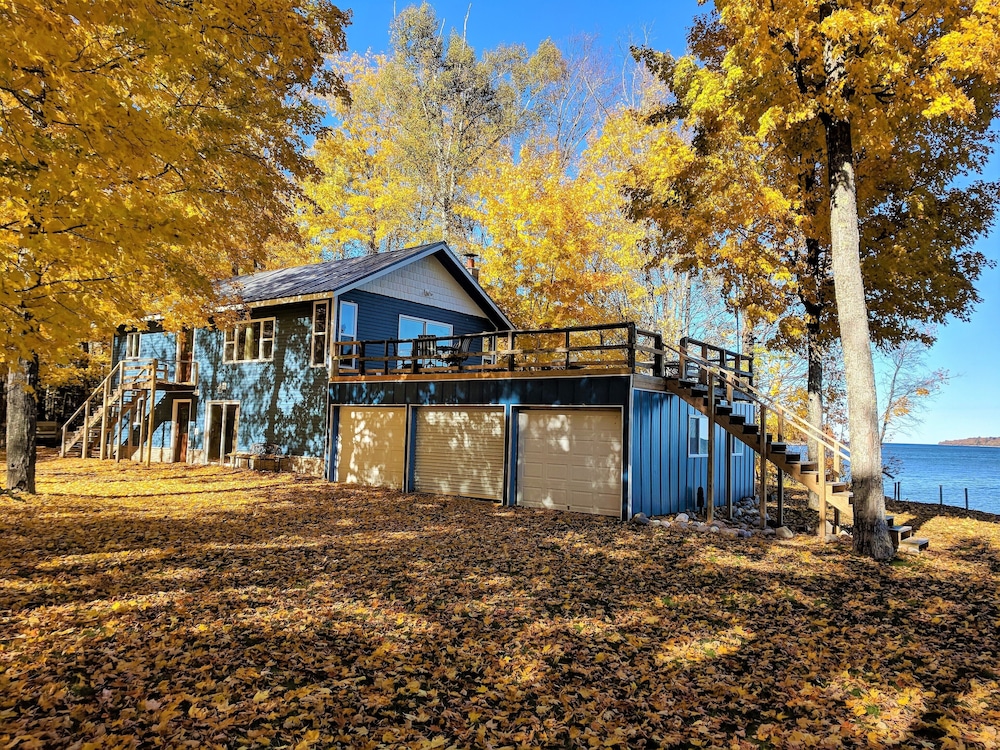 Lake Superior Lodge w/Private Lakefront Large Deck, Island Views