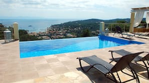Outdoor pool, an infinity pool
