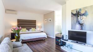Minibar, in-room safe, blackout curtains, free WiFi