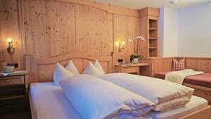 Hochwertige Bettwaren, Zimmersafe, Schreibtisch, kostenlose Babybetten