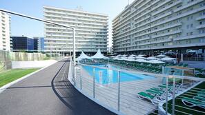 Piscine extérieure (ouverte en saison)