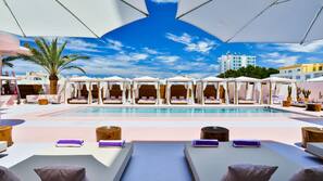 Piscine extérieure (ouverte en saison), parasols de plage