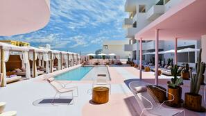 Piscine extérieure (ouverte en saison), parasols de plage