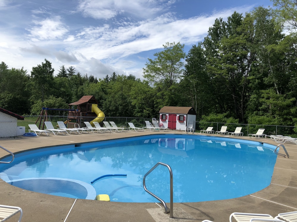 Walk to Story Land!! Updated Condo! Great Location! WiFi/TV/AC and Pool!!