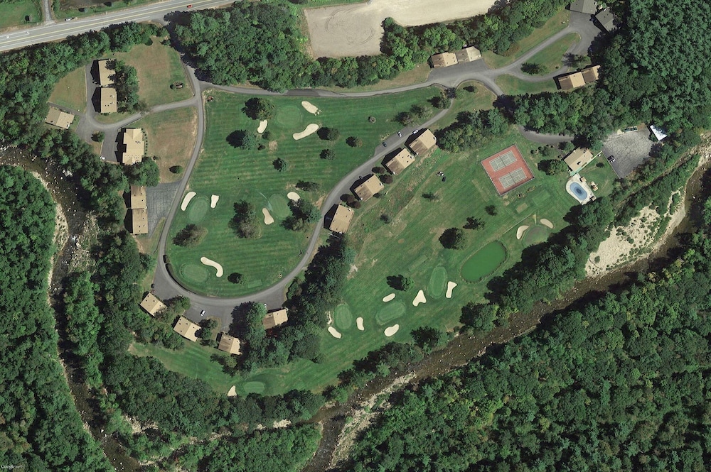 Walk to Story Land!! Updated Condo! Great Location! WiFi/TV/AC and Pool!!