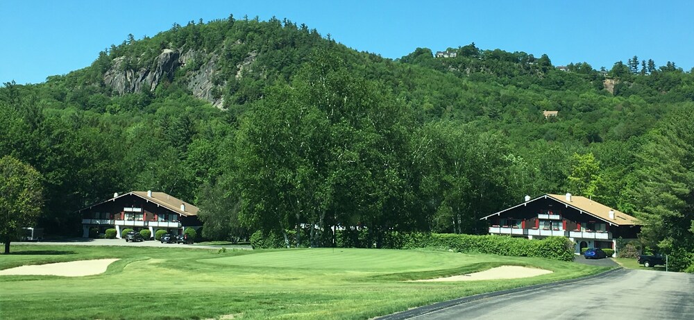 Walk to Story Land!! Updated Condo! Great Location! WiFi/TV/AC and Pool!!