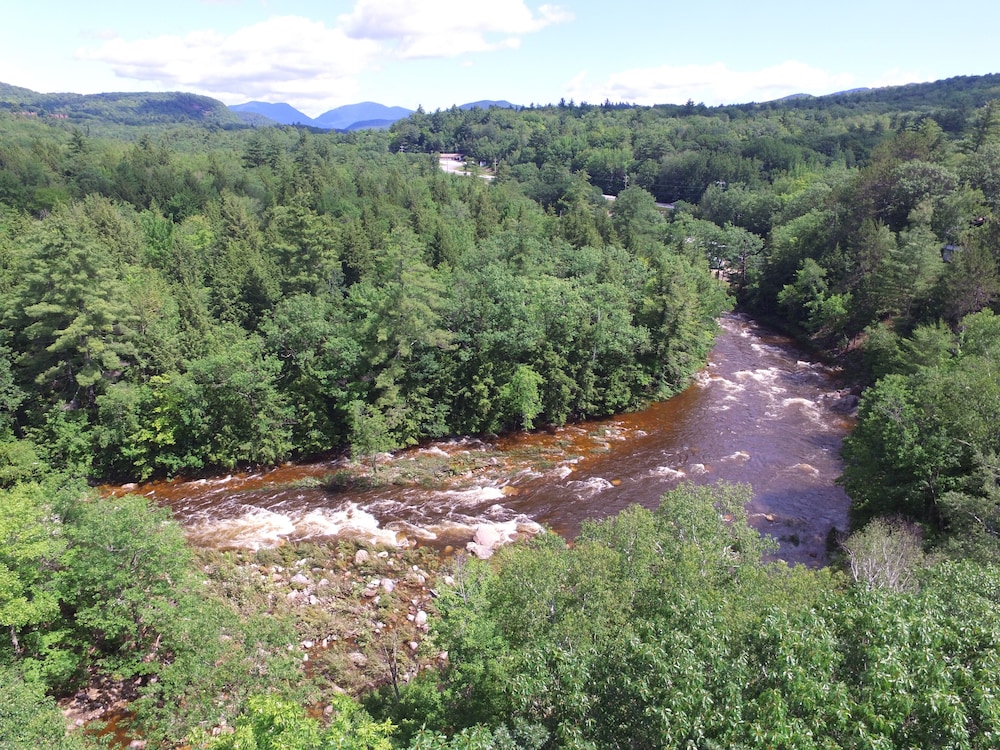 Walk to Story Land!! Updated Condo! Great Location! WiFi/TV/AC and Pool!!