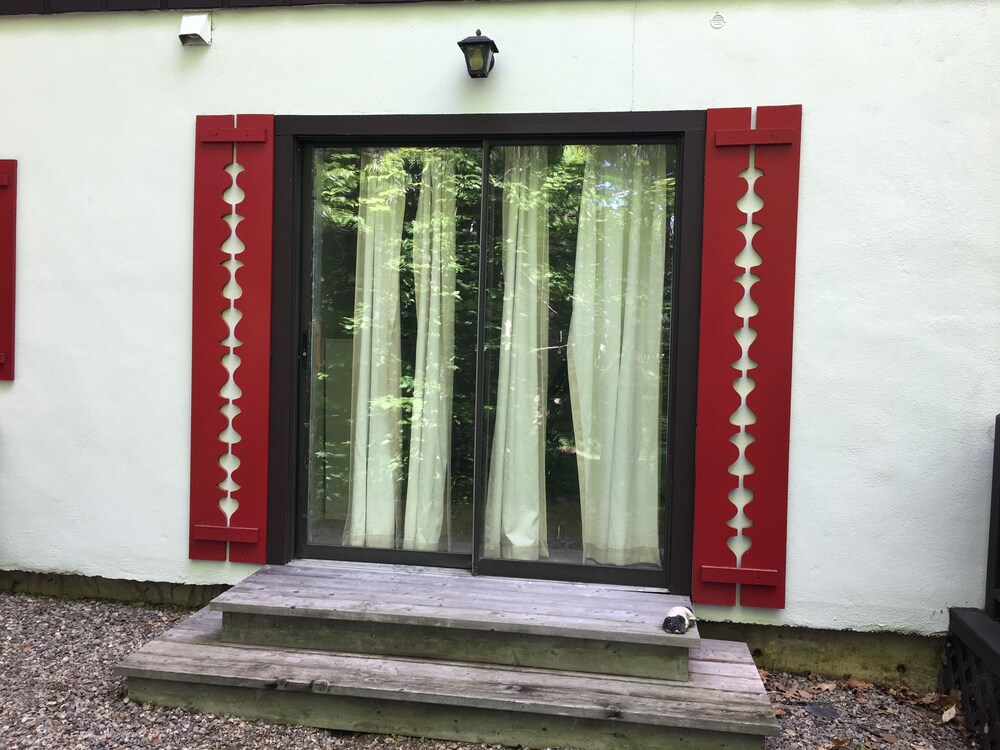 Walk to Story Land!! Updated Condo! Great Location! WiFi/TV/AC and Pool!!