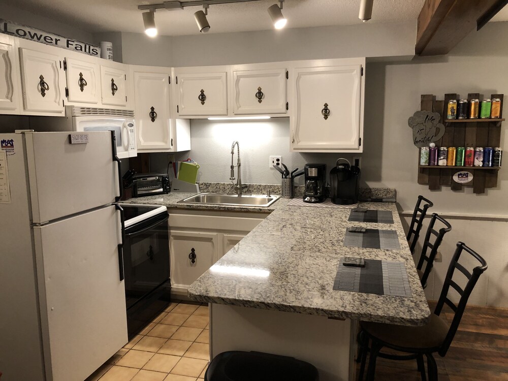 Walk to Story Land!! Updated Condo! Great Location! WiFi/TV/AC and Pool!!