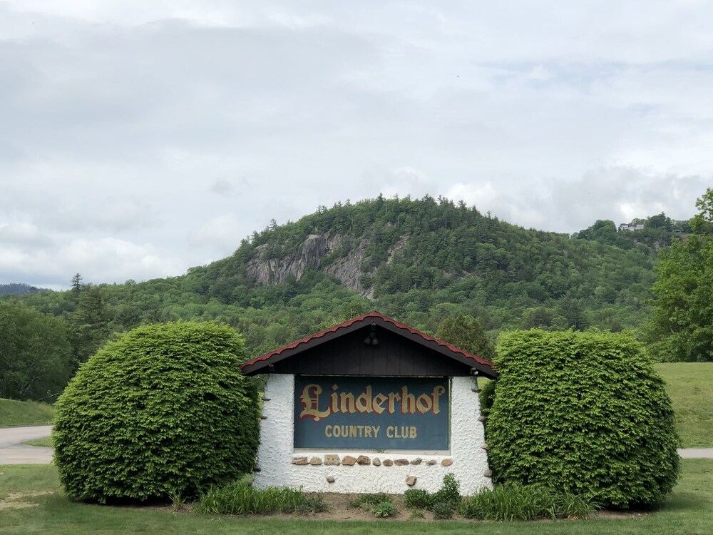 Walk to Story Land!! Updated Condo! Great Location! WiFi/TV/AC and Pool!!