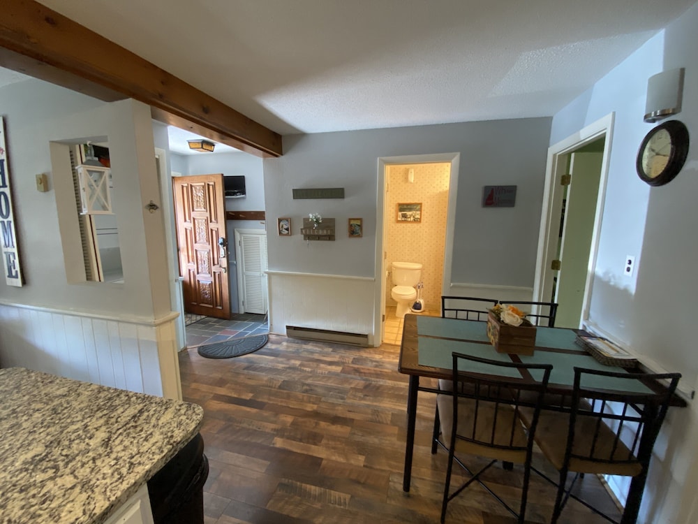 Walk to Story Land!! Updated Condo! Great Location! WiFi/TV/AC and Pool!!