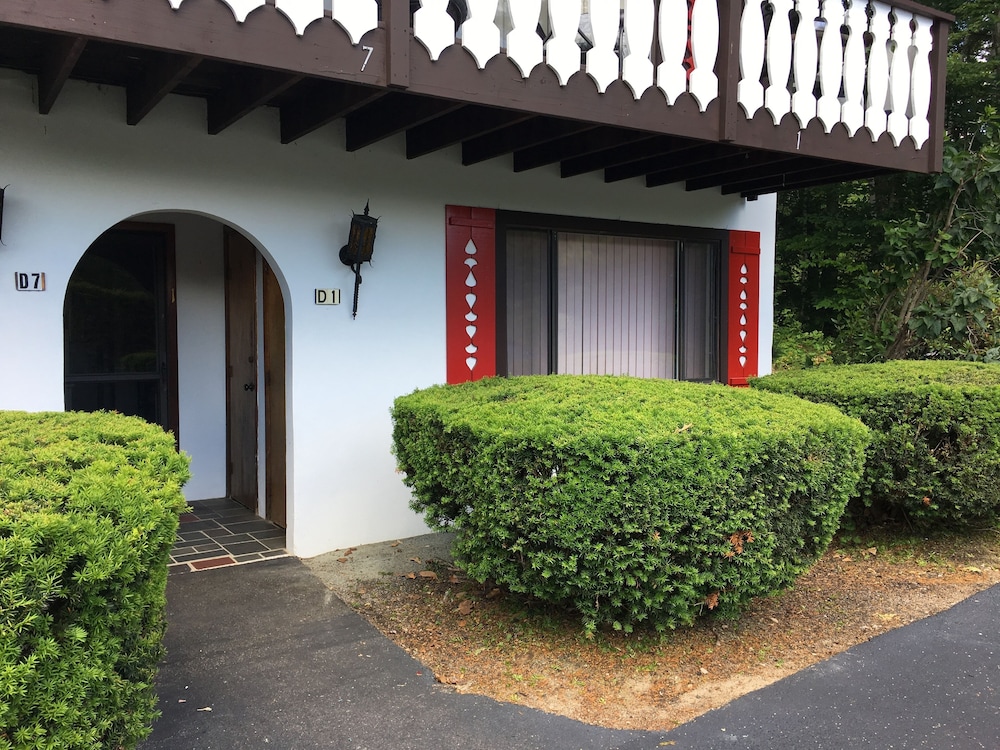 Walk to Story Land!! Updated Condo! Great Location! WiFi/TV/AC and Pool!!