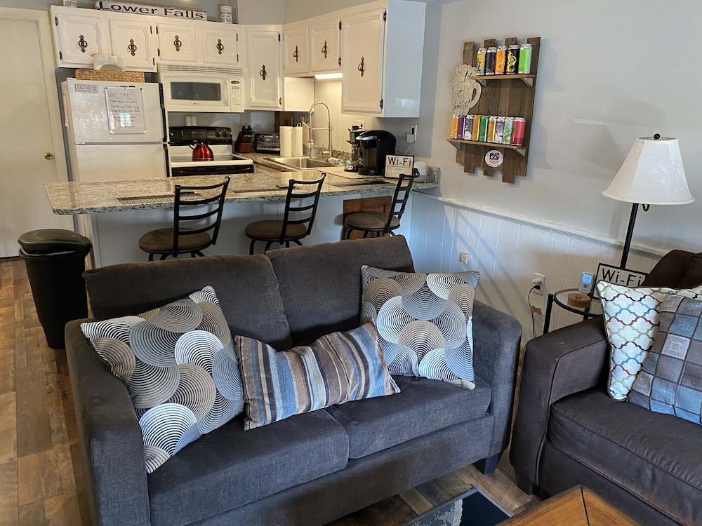 Walk to Story Land!! Updated Condo! Great Location! WiFi/TV/AC and Pool!!