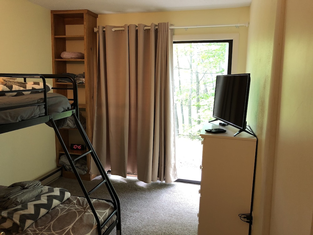 Walk to Story Land!! Updated Condo! Great Location! WiFi/TV/AC and Pool!!