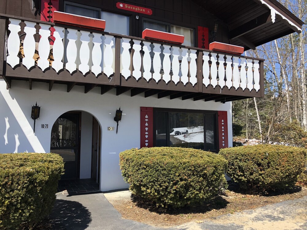 Walk to Story Land!! Updated Condo! Great Location! WiFi/TV/AC and Pool!!