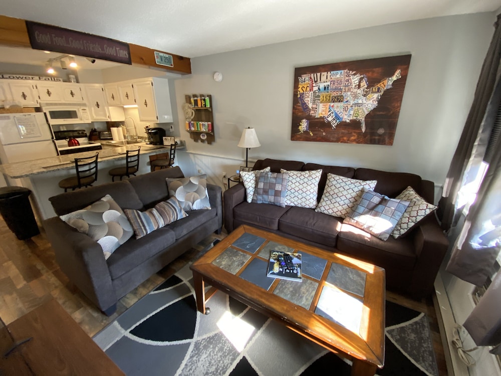 Walk to Story Land!! Updated Condo! Great Location! WiFi/TV/AC and Pool!!