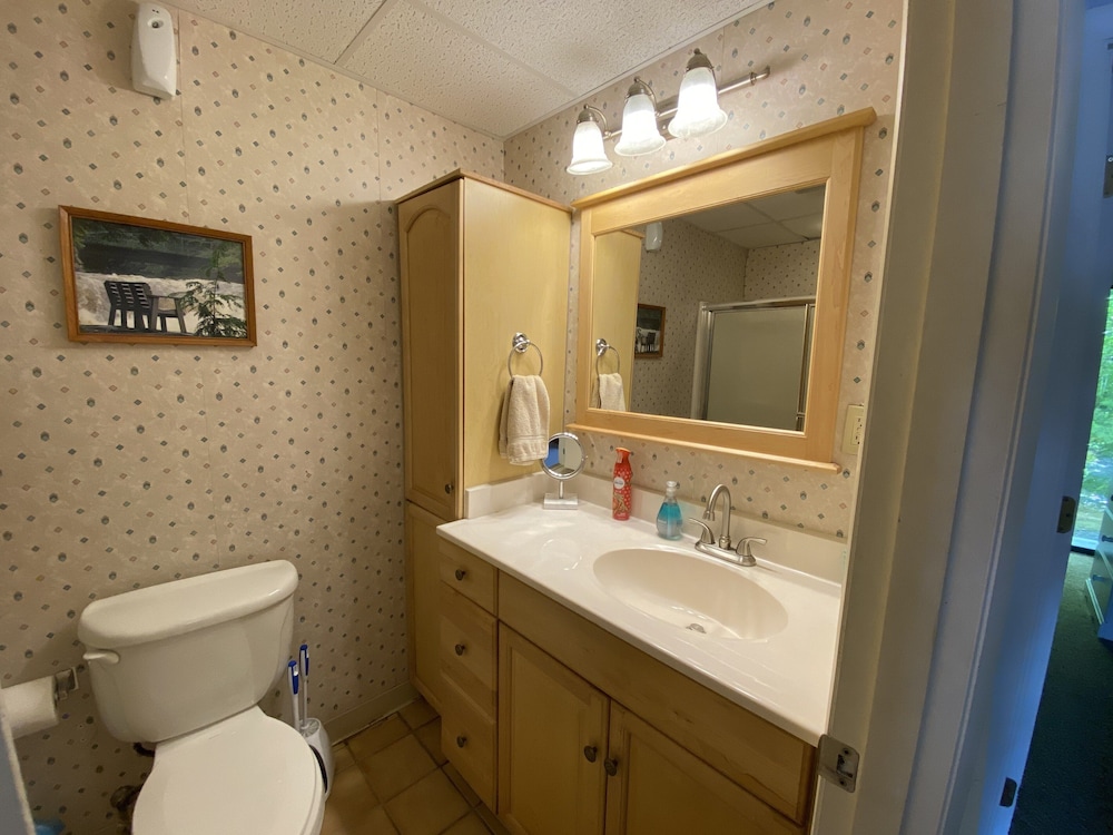 Walk to Story Land!! Updated Condo! Great Location! WiFi/TV/AC and Pool!!