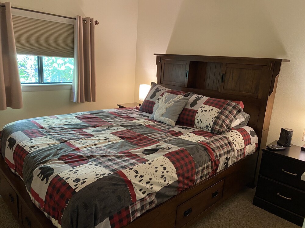 Walk to Story Land!! Updated Condo! Great Location! WiFi/TV/AC and Pool!!