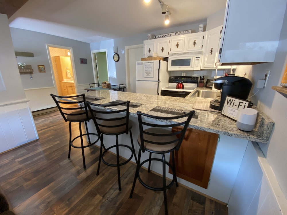 Walk to Story Land!! Updated Condo! Great Location! WiFi/TV/AC and Pool!!