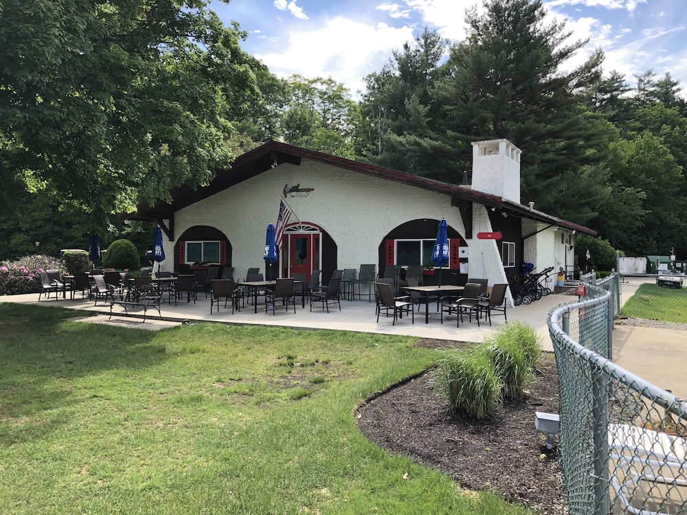 Walk to Story Land!! Updated Condo! Great Location! WiFi/TV/AC and Pool!!