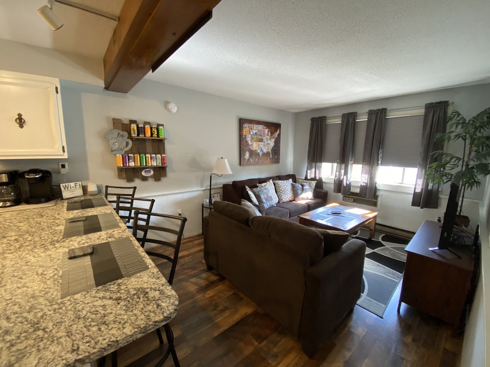 Walk to Story Land!! Updated Condo! Great Location! WiFi/TV/AC and Pool!!