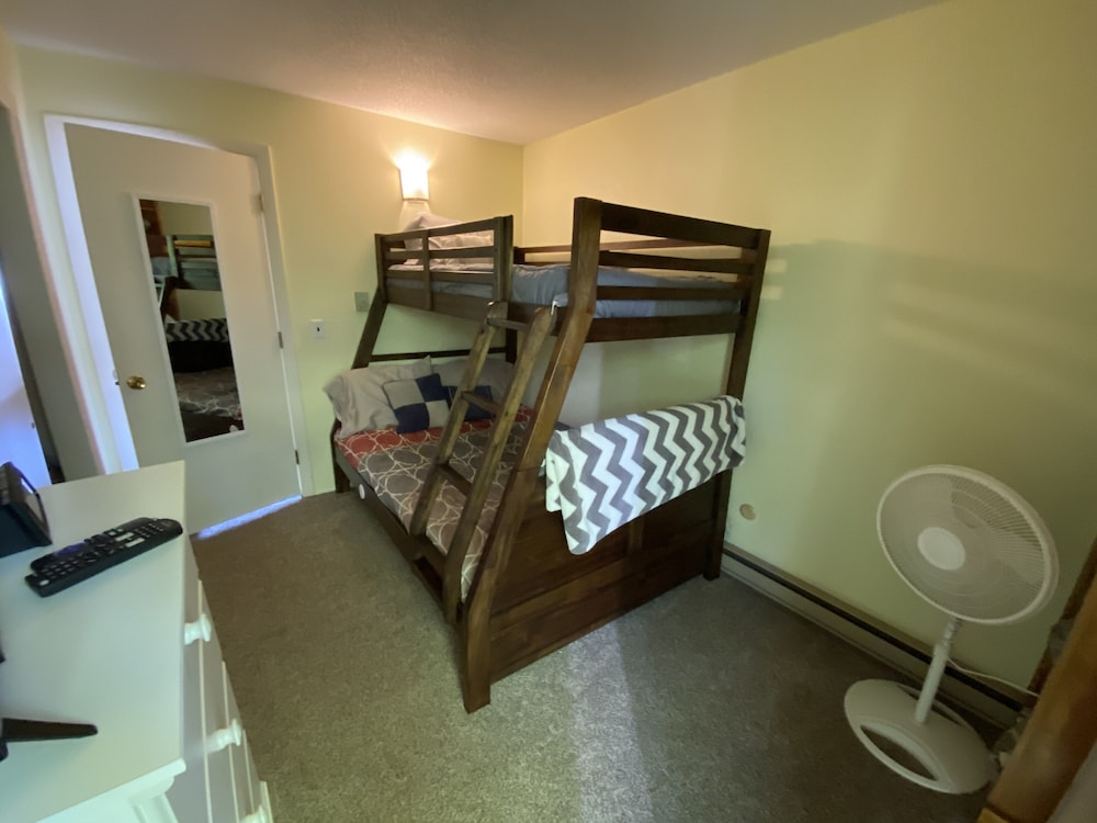 Walk to Story Land!! Updated Condo! Great Location! WiFi/TV/AC and Pool!!