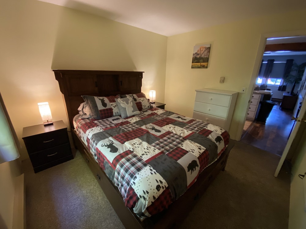 Walk to Story Land!! Updated Condo! Great Location! WiFi/TV/AC and Pool!!