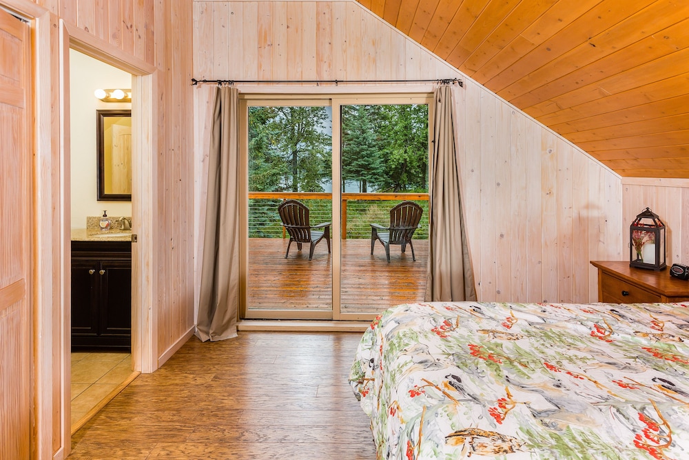 The River House Private 1.6 acre Upper Kenai Riverfront Home Cooper