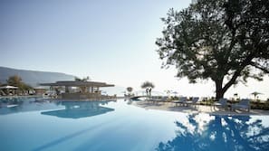 Una piscina cubierta, 5 piscinas al aire libre, sombrillas, tumbonas
