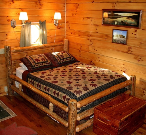 Romantic Hocking Hills Log Cabin In The Woods W Hot Tub Close To