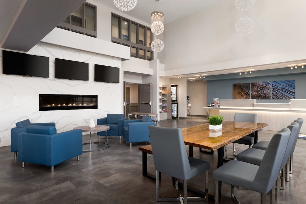 Days Inn By Wyndham Calgary North Balzac Can Expedia Com Au Featured Image Lobby Guestroom