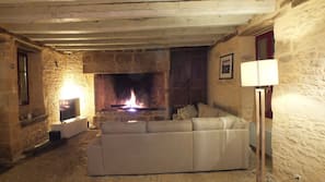Télévision à écran plat, cheminée