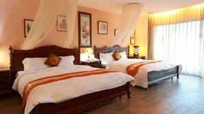 Premium bedding, down comforters, in-room safe, individually decorated