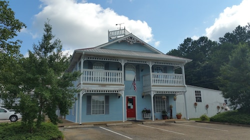 Great Place to stay Victorian Inn near Iuka 