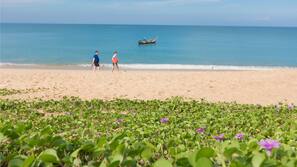 บนชายหาด