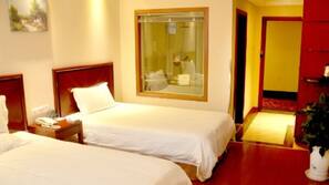Cortinas opacas, tabla de planchar con plancha, wifi gratis