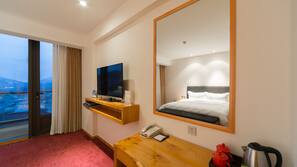 Premium bedding, in-room safe, desk, blackout drapes