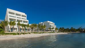 Am Strand, Liegestühle, Sonnenschirme, Strandtücher