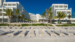 Am Strand, Liegestühle, Sonnenschirme, Strandtücher